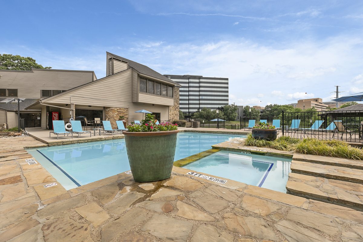 Swimming Pool & Sundeck at Lakeside Apartments